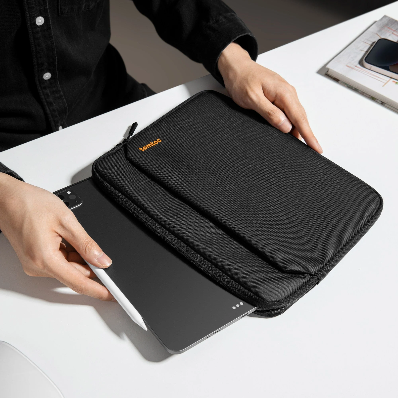 tomtoc Light B18 11-inch iPad Sleeve - Black - Image 9